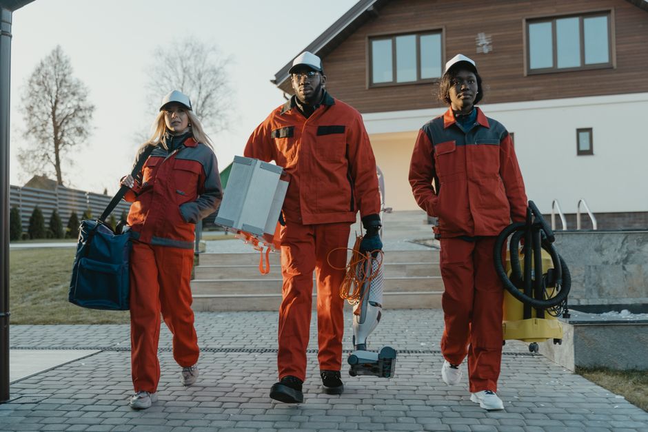 Tym Uklidova v uniformach